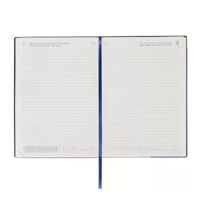 Caderno aberto com páginas pautadas e fita marcadora azul