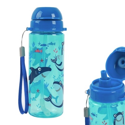 Garrafa azul de plástico com desenhos de tubarões e peixes.