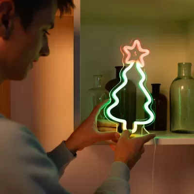 Luz de neon LED em forma de árvore de Natal com estrela em prateleira com frascos de vidro