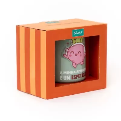 Caneca cinzenta com desenho e texto na caixa laranja às riscas