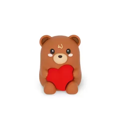Urso castanho com coração vermelho e símbolo W na testa