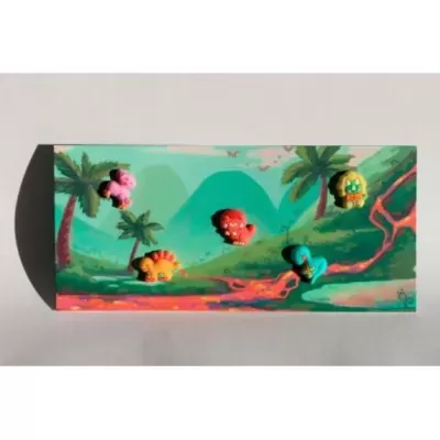 Caixa decorativa com figuras coloridas em relevo e ilustração tropical