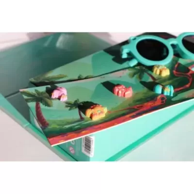 Paleta de maquilhagem tropical com detalhes coloridos e óculos de sol azuis