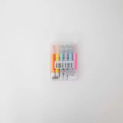 Conjunto de marcadores coloridos em estojo plástico transparente