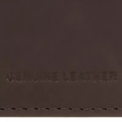 Produto em couro genuíno castanho com texto embutido