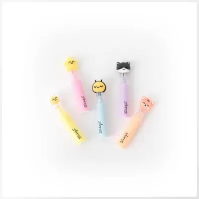 Cinco marcadores de página coloridos com cabeças de personagens divertidas.