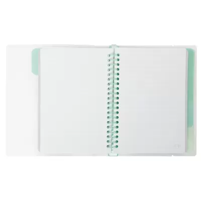 Caderno aberto com páginas brancas e capa verde fosca