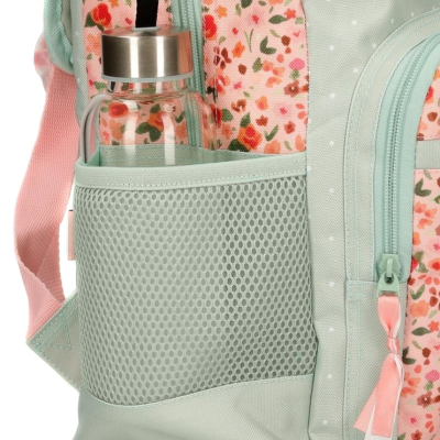 Detalhe de mochila floral com bolso lateral e garrafa de vidro