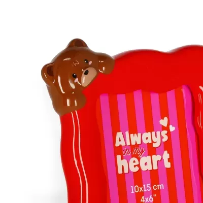 Moldura vermelha com ursinho castanho e texto Always in my heart.