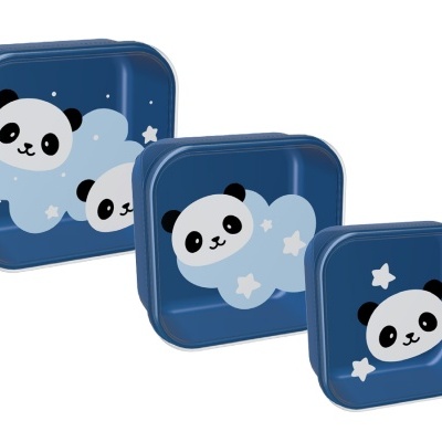 Três lancheiras azuis com desenhos de pandas e estrelas.