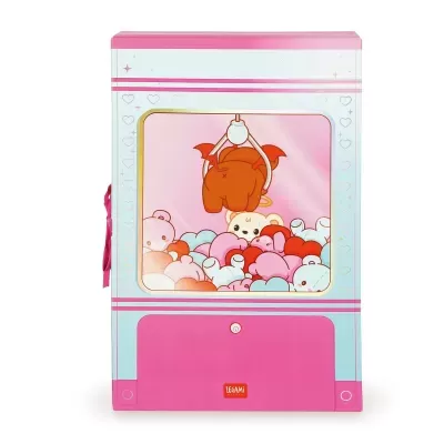 Saco de papel decorado como máquina de agarrar brinquedos em rosa, azul e branco com texto LEGAMI MILANO