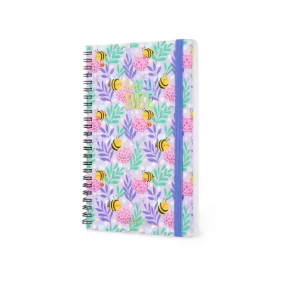 Caderno com capa rígida decorada com padrão de abelhas, flores e folhas, elástico azul e texto dourado BEE