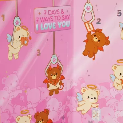 Caixa rosa com ursinhos anjos e diabinhos e texto 7 DAYS & 7 WAYS TO SAY I LOVE YOU