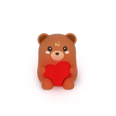 Figura de urso castanho segurando um coração vermelho