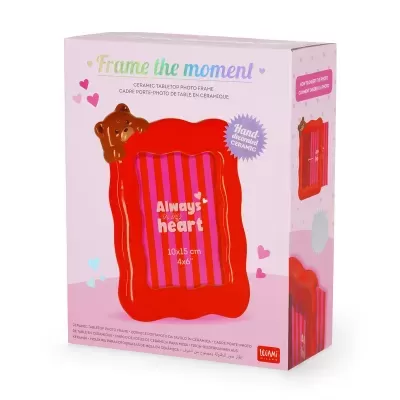 Estrutura de foto vermelha com urso e texto Always in my heart na embalagem cor-de-rosa