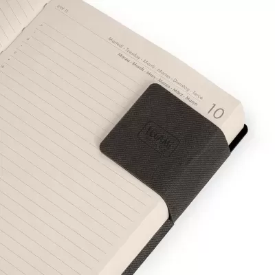 Caderno aberto com capa preta texturizada da marca LEVI'S no canto