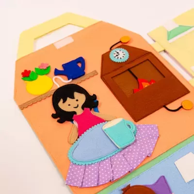 Casa de Boneca | Livro Sensorial | Quiet Book