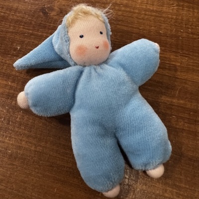 Bebé Waldorf Na Bolsa | Branco & Azul