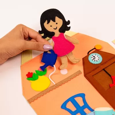 Casa de Boneca | Livro Sensorial | Quiet Book