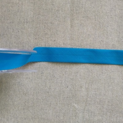 Fita azul lisa em tecido com fundo cinzento claro, texto Cor 9