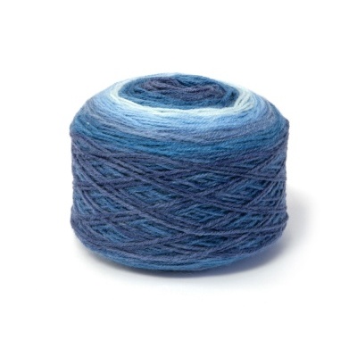 Novelo de fio azul com gradiente de tons claros a escuros em fundo branco