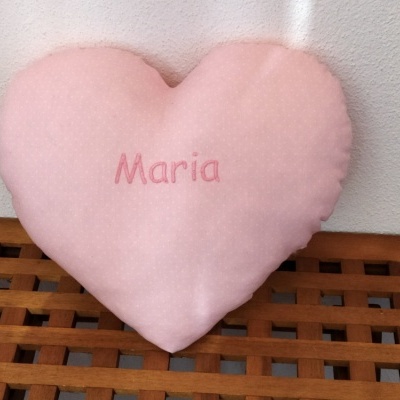Almofada coração cor-de-rosa com a palavra Maria bordada