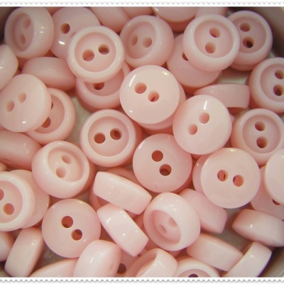 Botões redondos cor de rosa claro com dois orifícios
