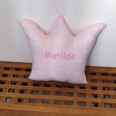 Almofada em forma de coroa rosa claro com o nome Matilde