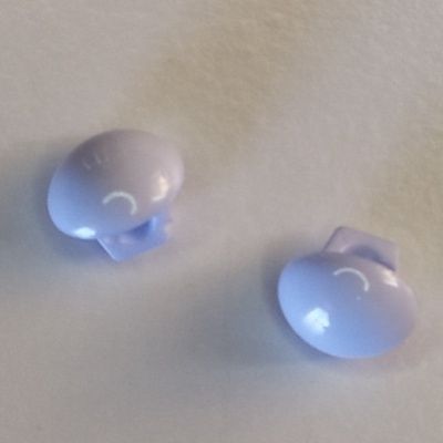 Par de botões lilás com carinhas sorridentes em branco