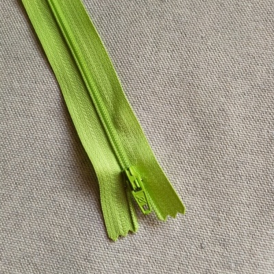 Fecho éclair verde-limão sobre fundo bege com texto cor 632