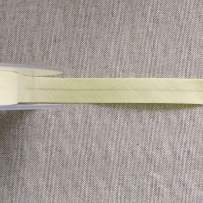 Fita adesiva amarela clara sobre tecido cinzento com texto Cor 2