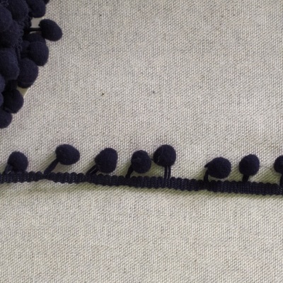 Tecido cinza claro com pompons azul escuro e texto 'Azul escuro'