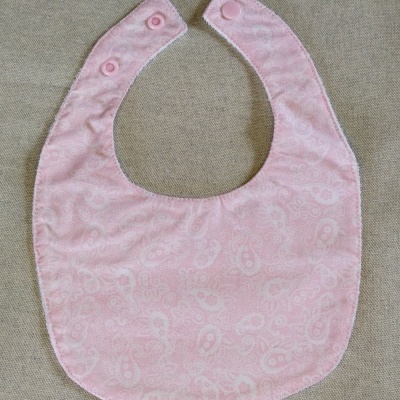 Babete cor-de-rosa claro com padrão paisley e botões de pressão