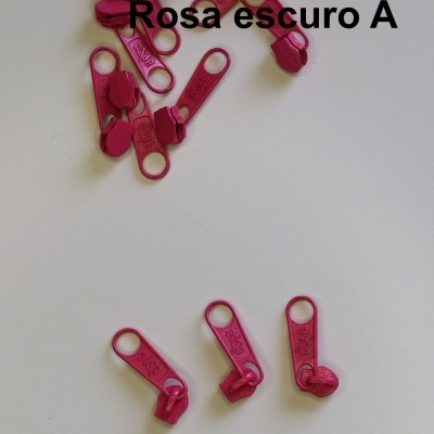 Puxadores de zíper rosa escuro A sobre fundo branco