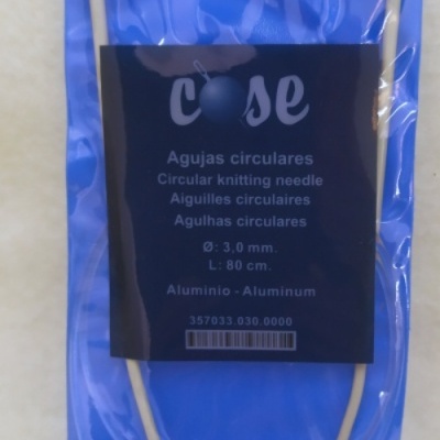 Agulhas circulares de tricô em alumínio numa embalagem azul com rótulo preto.