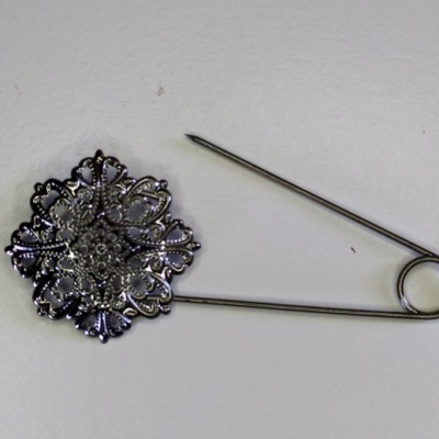 Alfinete de metal prateado com adorno floral decorativo