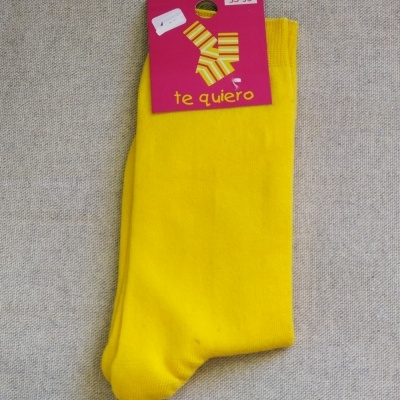 Meias amarelas com etiqueta rosa 'te quiero' tamanho 35-38 sobre superfície cinzenta