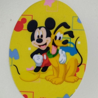 Adesivo oval amarelo com Mickey Mouse e Pluto de desenho animado e texto ©Disney.