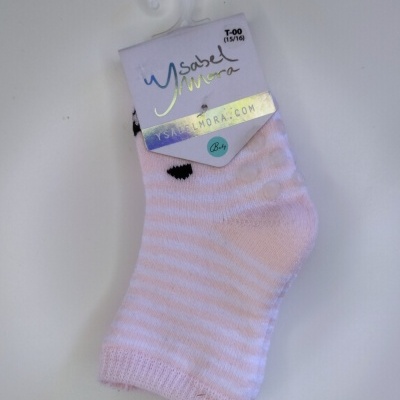 Meias de bebê rosa claro e branco com etiqueta da marca Ysabel Mora