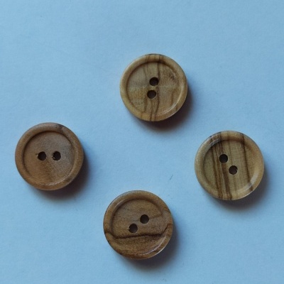 Quatro botões de madeira redondos com 15 mm sobre fundo azul claro e texto 15 mm