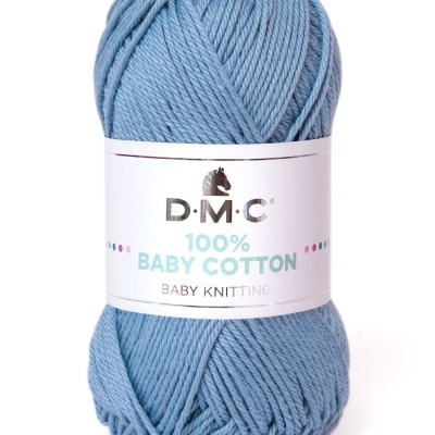 Novelo de fio azul claro para tricô com etiqueta D.M.C 100% BABY COTTON