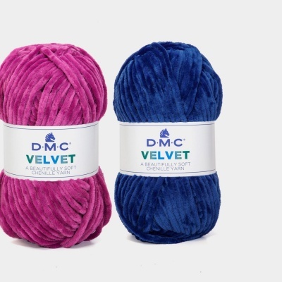 Novelos de fio chenille em rosa fúcsia e azul escuro com rótulos da marca DMC.