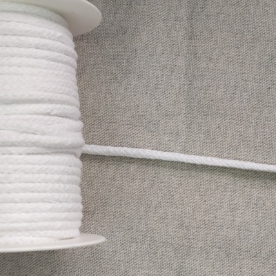 Rolo de cordão branco tecido