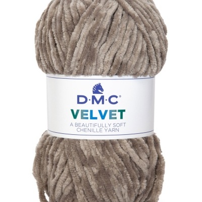 Novelo de fio chenille D.M.C VELVET castanho claro com etiqueta