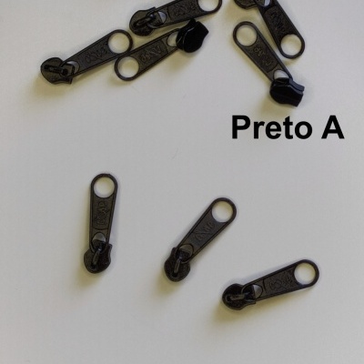 Puxadores de zíper pretos de metal com texto Preto A.