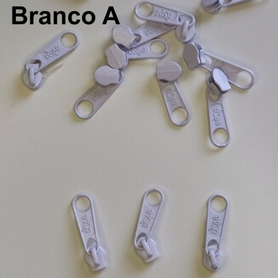 Cursores de fecho éclair brancos com palavra Zíper na superfície clara