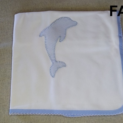 Manta branca com aplicação de golfinho azul e borda azul com padrão branco
