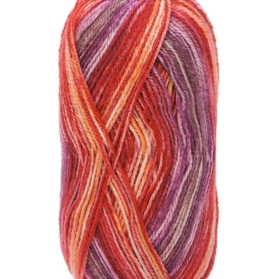 Novelo colorido de lã com padrão listrado e etiqueta Cor 478