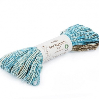 Novelo de lã azul e cinzento com etiqueta 'For Nature Print'