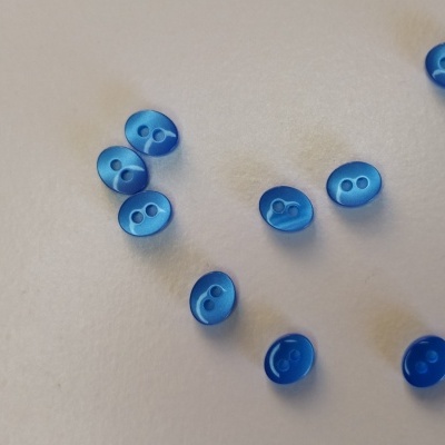 Botões azuis translúcidos pequenos com dois furos sobre fundo branco